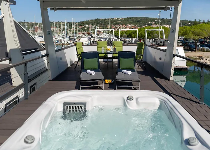 Floating Sea House Shark 3 * Portorož